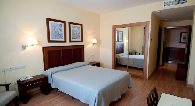 Santiago León, Book Hotel Villaquilambre Castile and Leon