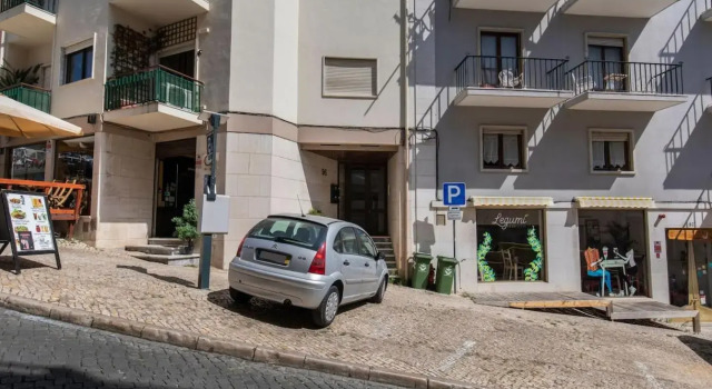 Lovelystay - Sunshine Residence in the Heart of Graça, Забронировать Отель Отели Лиссабона с парковкой, рядом с Рештаурадориш, Парковка