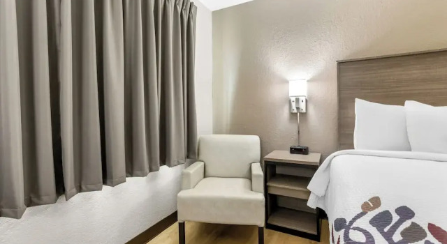 Номер Superior Red Roof Inn Huntsville, AL