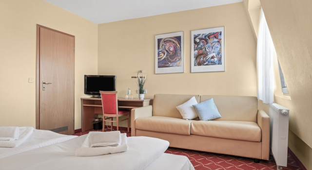 Четырёхместный номер Comfort с видом на город XZLLENZ light Hotel