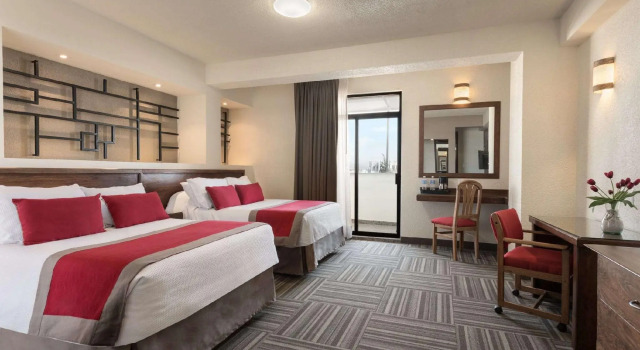 Четырёхместный номер Standard Ramada Plaza by Wyndham Leon