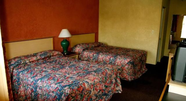Четырёхместный номер Standard Holiday Lodge - Salem,OR