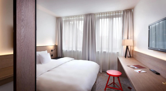 Sorat Hotel Saxx Nürnberg, Забронировать Отель Отели Нюрнберга с парковкой, рядом с Городской музей Фембохаус, Парковка