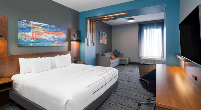 Двухместный люкс La Quinta Inn & Suites by Wyndham Louisville NE - Old Henry Rd