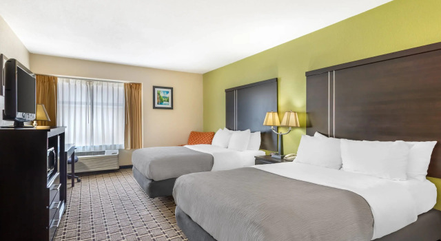 Четырёхместный номер Standard Quality Inn West of Asheville