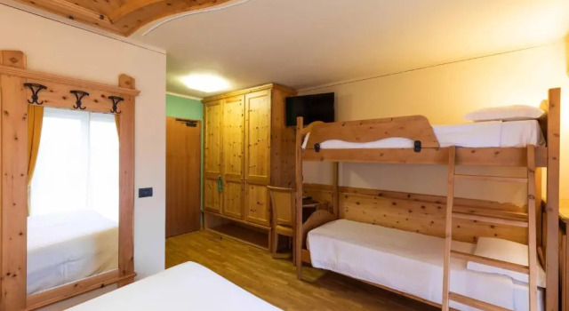 Четырёхместный номер Standard Hotel Medil