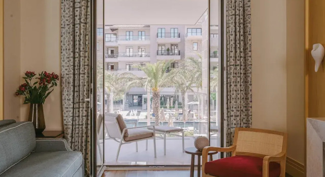 Двухместная студия люкс с балконом и с видом на бассейн Regent Porto Montenegro
