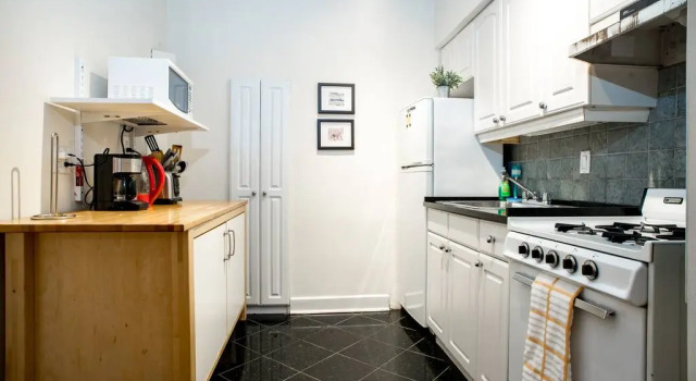 61-2c Prime UES 2BR Newly Furnished Best Value, Забронировать Отель Верхний Вест-Сайд Нью-Йорк, рядом с Церковь Святого Петра