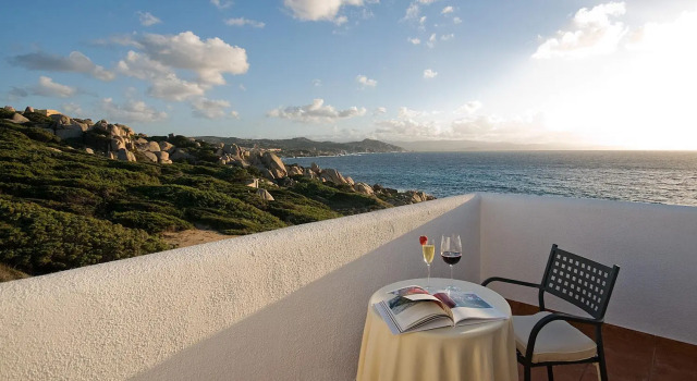 Трёхместный номер Superior COLONNA GRAND HOTEL CAPO TESTA, a Colonna Luxury Beach Hotel, Santa Teresa Sardegna