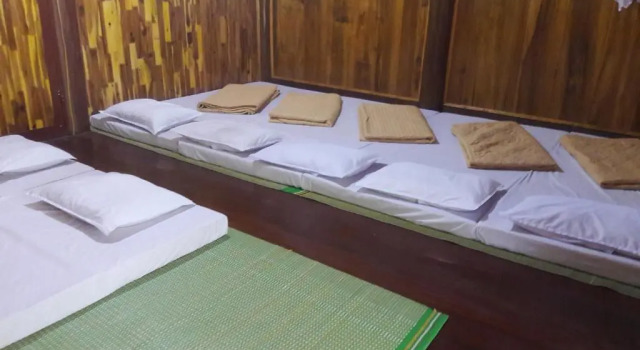 Кровать в общем номере Ba Be Lake Homestay - Quynh Chi