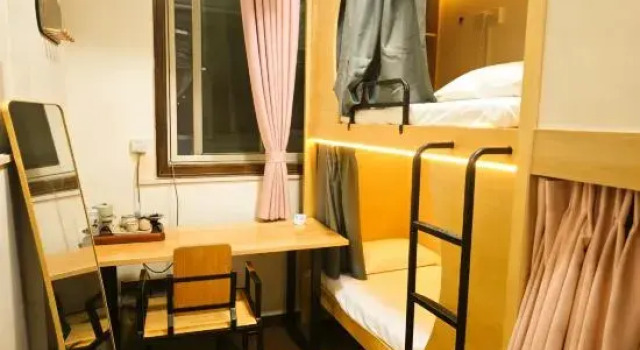 Кровать в общем номере Xi'an Three Shopkeepers Inn (Bell Tower Drum Tower Huimin Street Branch)