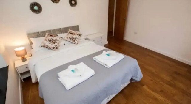 4 Bed Flat - Sleeps 10 - Pets - Parking, Забронировать Отель Отели Англии 3 звезды, 3*