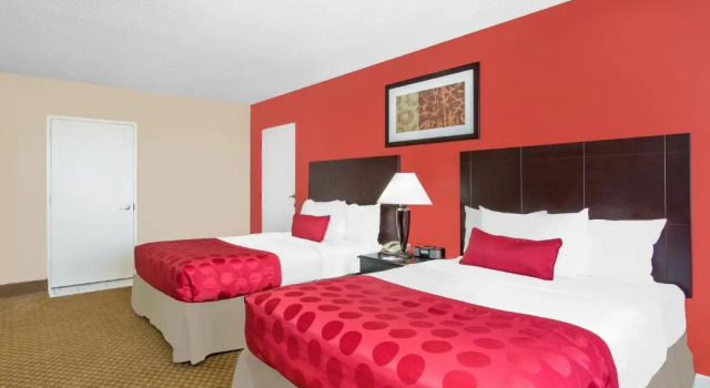 Люкс Ramada Plaza by Wyndham Fayetteville Fort Bragg Area