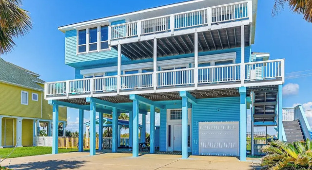 Walk to Beach: Home w/ 2 Decks in Galveston!, Забронировать Дом для отпуска Галвестон Texas Gulf Coast, рядом с Hershey Beach