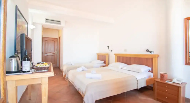 Трёхместный номер Standard с балконом и с частичным видом на океан Apartments and Rooms Levantin Inn