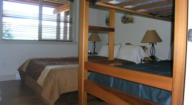The Gallery House at Port Renfrew, Забронировать Отель Отели Острова Ванкувера с парковкой, Парковка
