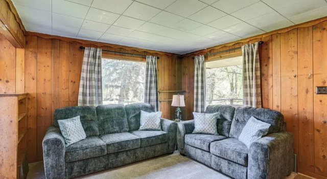 Dog Friendly: Cabin w/ Yard & Mtn Views in Cascade