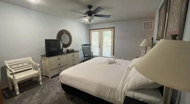 Forest view, log-sided two bedroom, two bath condo on Lake Ouachita. by RedAwning, Varaa Huoneisto Mount Ida 