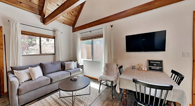 Classic Hideaway In Moonridge - Pool & Deck 2 Bedroom Home