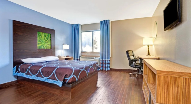 Номер Executive Super 8 by Wyndham Louisville Airport