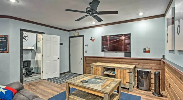 Charming Quitman Cabin < 2 Miles to Lake Fork, Book Hotel Hoteller i Quitman med parkering, Parkering