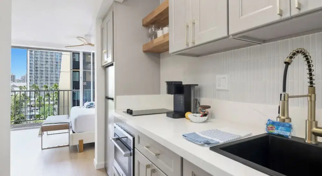 Двухместная студия с балконом и с видом на город Renovated Pacific Monarch Studio Near Waikiki Beach