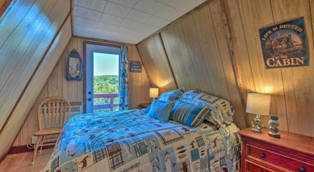 Steps to Lake! Charming Cabin: Pool Access & Decks, 预订 度假屋 格兰伯里 Dallas - Fort Worth Metropolitan Area