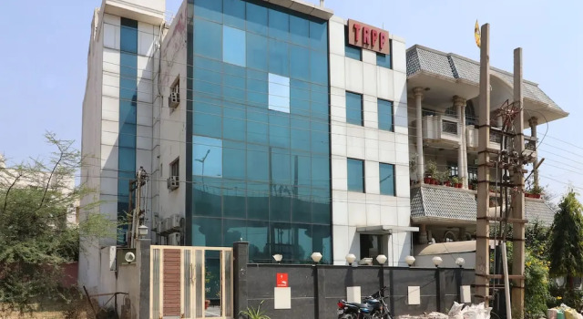 OYO 12340 The Royal Park Plaza, Забронировать Отель Гургаон Gurgaon Region, рядом с Улица Гольф-Корс-роуд