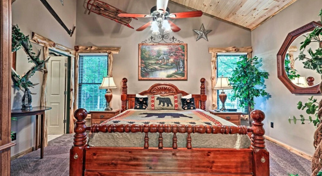 Коттедж 4 Mi to Gatlinburg Strip: Serene Cabin w/ Hot Tub!