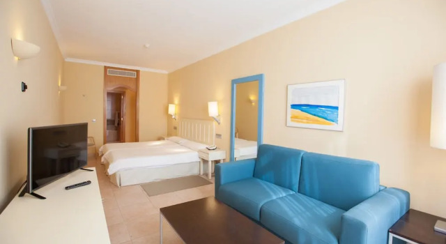 Двухместный семейный номер Standard с балконом IFA Altamarena by Lopesan Hotels