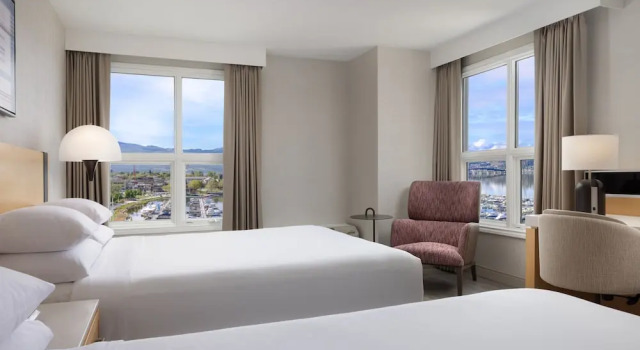 Четырёхместный номер Standard с балконом и с видом на озеро Delta Hotels by Marriott Grand Okanagan Resort