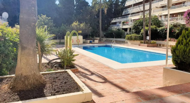 Апартаменты Spacious 3 Bedroom 2nd Line Beach Apartment Marbella Center