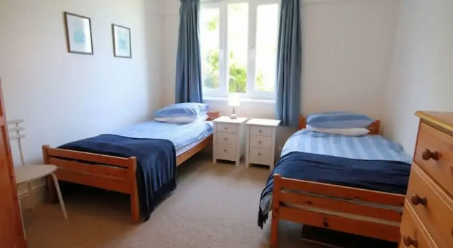 Gullsway: Sandpiper, Book Hotel Wadebridge Cornwall