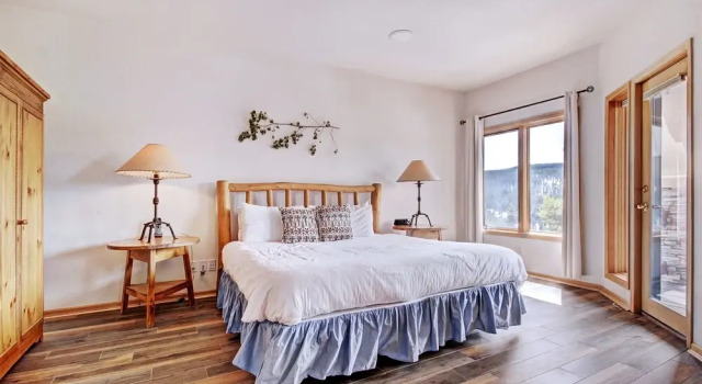Charter Ridge 60 - Shuttle to Lifts/Town by RedAwning, Rezerwuj Hotel Hotele w Vail Ski z parkingiem, Parking