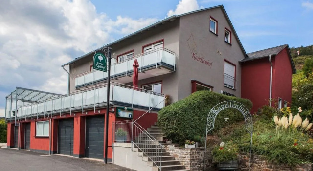 Hotel-Restaurant-Weingut Kapellenhof, Забронировать Отель Клоттен Мозель - Германия