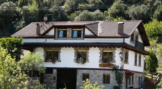 Apartamentos Rurales Valverde, Забронировать Апартаменты/квартира Отели Liébana с парковкой, Парковка