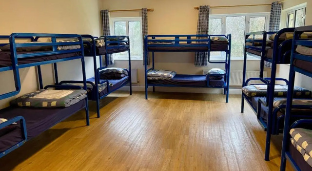 Кровать в общем номере Glendalough International Youth Hostel