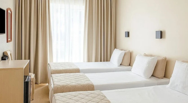 Трёхместный номер Standard с балконом Hotel London