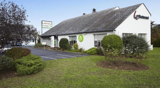 Кровать в общем номере Hotel Morangis Orly