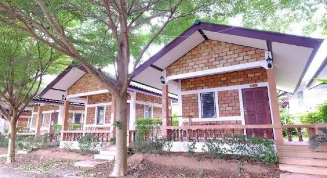 Кровать в общем номере Baan Kwan Charoen Bungalow