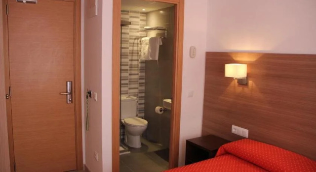 Hotel Victoria, Забронировать Отель Отели и гостиницы Тосса-де-Мар, рядом с Приходская церковь Св. Виченца, Отель