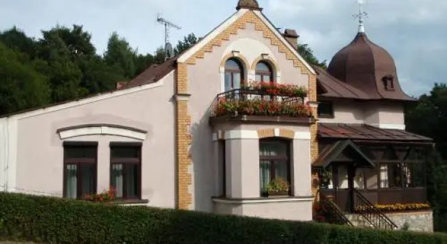 Pension Villa Ludmila, Забронировать Вилла Отели Краловеградецкий края с парковкой, Парковка