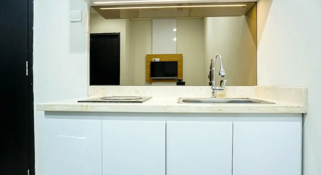 Camera Standard Homey and Modern 2BR Apartment at Atlanta Residence