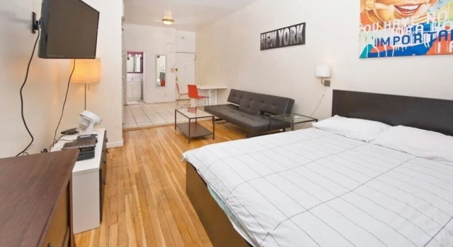 Charming Upper East Side Studio w/ Private Garden, Забронировать Отель Отели Нью-Йорка с бассейном, рядом с Mount Sinai Hospital Jackson Heights, Бассейн