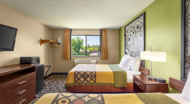 Четырёхместный номер Standard Super 8 by Wyndham Ankeny/Des Moines Area