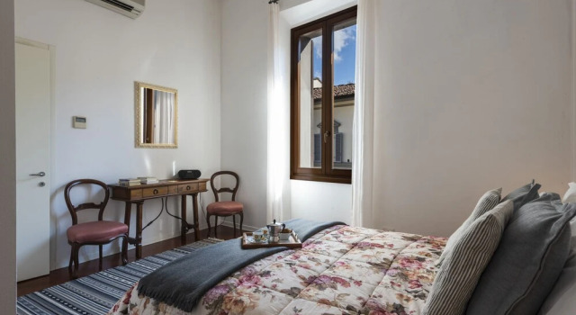 Апартаменты c 1 комнатой Renovated 19th-Century Apartment in an Authentic Area