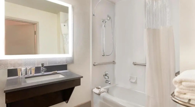 Четырёхместный номер Standard Country Inn & Suites by Radisson, North Little Rock, AR
