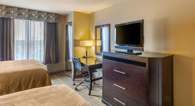 Четырёхместный люкс Quality Suites Sherman