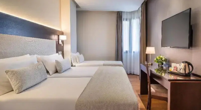 Трёхместный номер Standard с балконом Occidental Granada