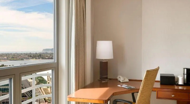Четырёхместный номер Standard с красивым видом из окна San Diego Marriott Gaslamp Quarter